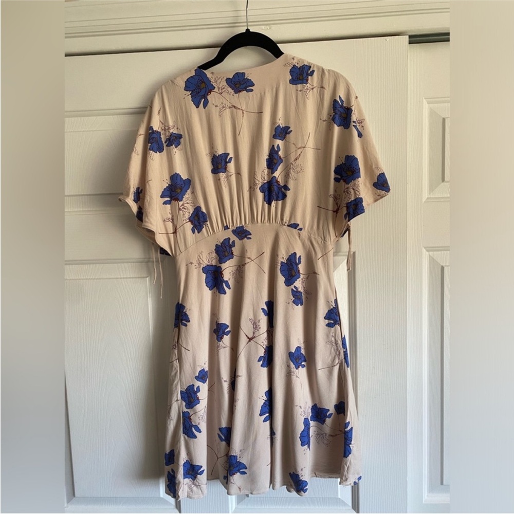 Free People Revolve Melanie Drapey Blue Floral V-Neck Dress in Pearl - Picture 8 of 9